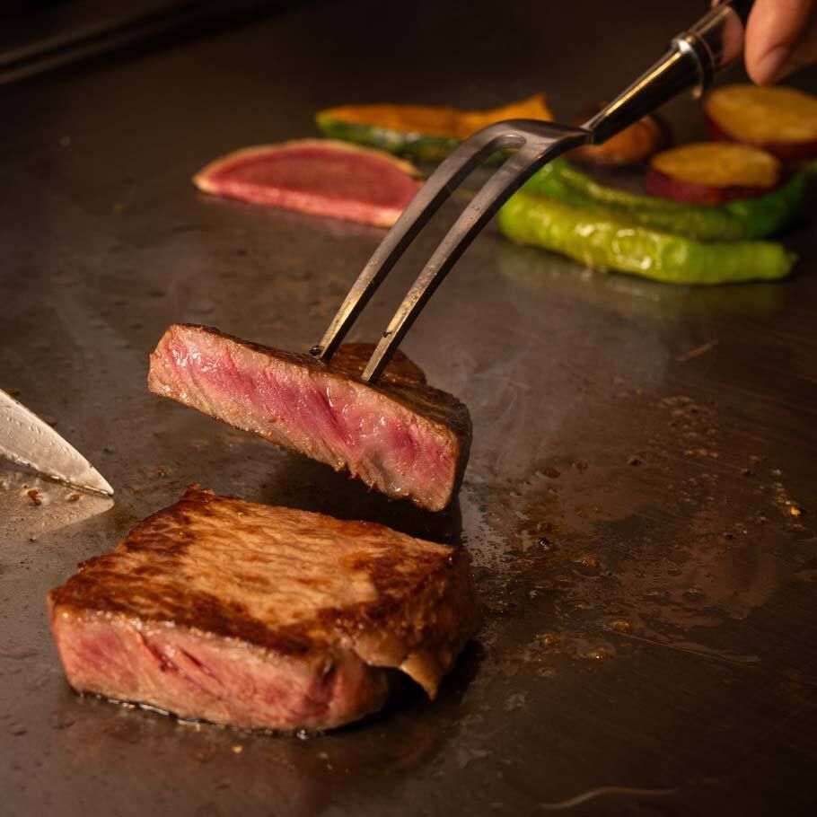 A Course Featuring Kobe Beef Medium-Fatty Cut Nigiri, Teppanyaki Salmon & Scallop, and Kobe Beef Exclusive Rare Cut Steak, and More – 8 Dishes