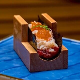 個室確約【姉妹店銀座ちかみつ焼肉百名店2025受賞記念コース】「厳選和牛の蟹・いくらユッケドッグ」「メンチカツカツサンド」「白いフリージング冷麺」厳選された焼き物を7種部位に合わせた薬味で提供