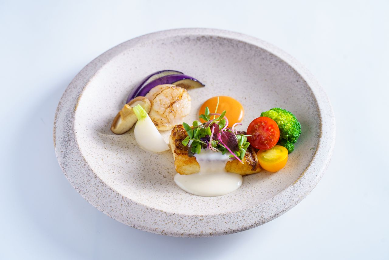 Pan-seared sea bream and scallop : 4 dishes including salad and soup.